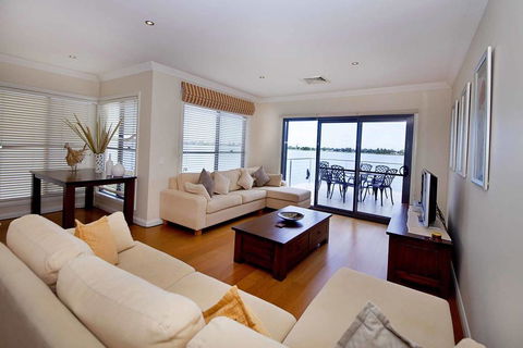 Brookwater- Waterfront On Lake Mulwala - Tourism Townsville 1