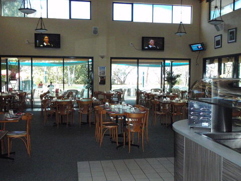 Bushland Beach Tavern - Tourism Townsville 3