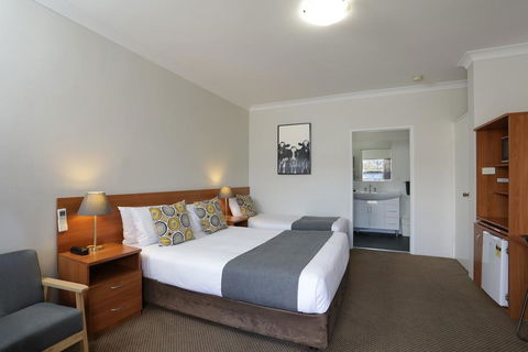 Cadman Motor Inn And Apartments - Tourism Townsville 1