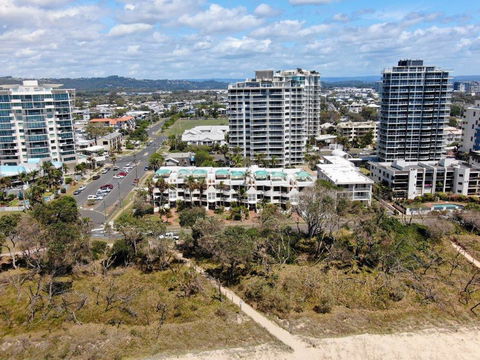 Camargue Beachfront Apartments - Tourism Townsville 2