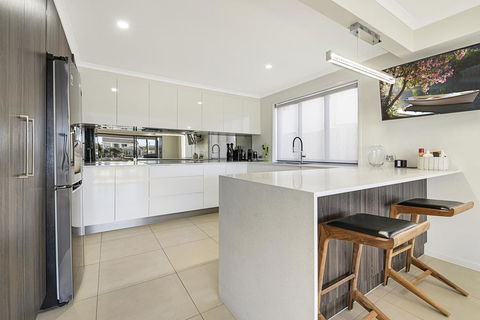 CANAL HOME NEAR MOOLOOLABA - Tourism Townsville 3