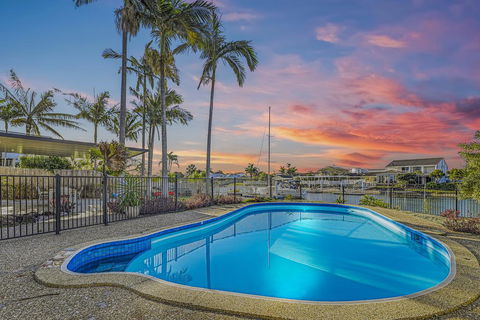 CANAL HOME NEAR MOOLOOLABA - Tourism Townsville 1