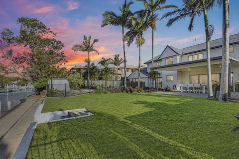 CANAL HOME NEAR MOOLOOLABA - Tourism Townsville 0