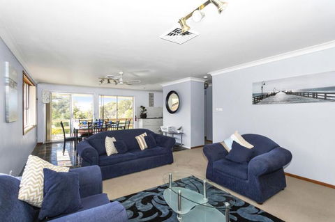 Canberra Cres 2E Burrill Lake, Upstairs Apartment - Tourism Townsville 3