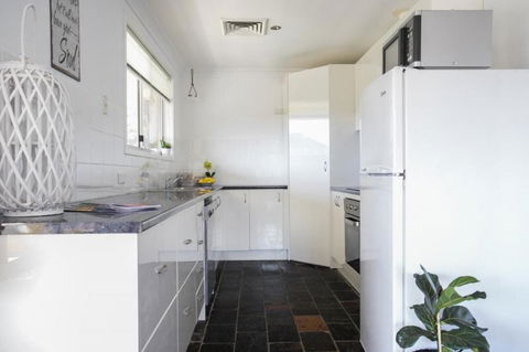 Canberra Cres 2E Burrill Lake, Upstairs Apartment - Tourism Townsville 1