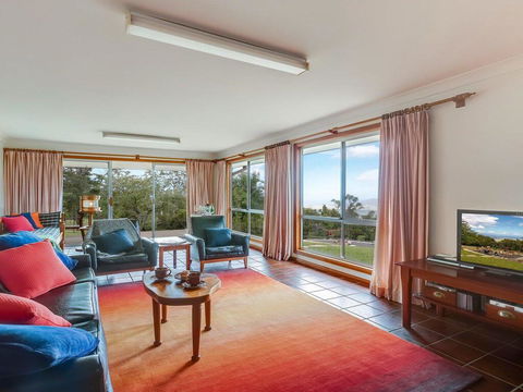 Captain's Lookout - Elevated Ocean Views, Rural Stay - Tourism Townsville 3