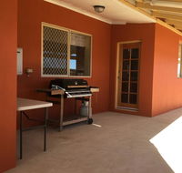 Caretakers Cottage Budget Accommodation - Tourism Townsville