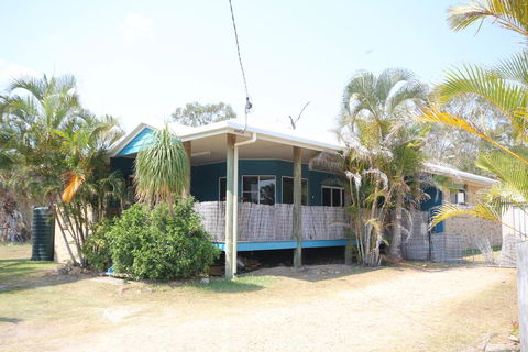 CASTAWAY BEACH HOUSE - Tourism Townsville 0