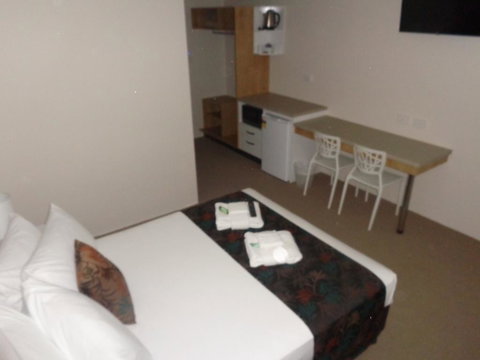 Castle Crest Motel - Tourism Townsville 3