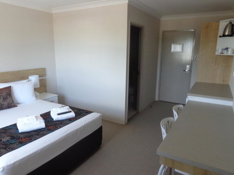 Castle Crest Motel - Tourism Townsville 2