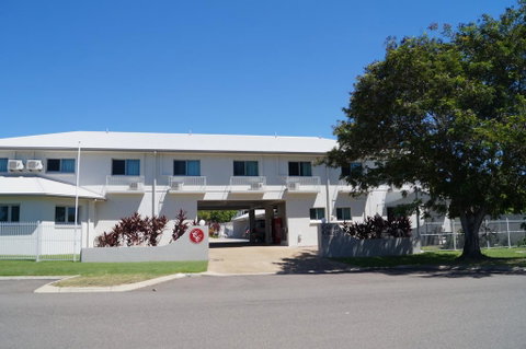 Castle Crest Motel - Tourism Townsville 0