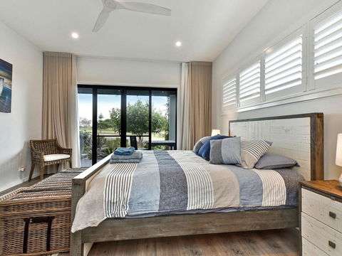 Caves Luxury Beachside Escape - Literally Across The Road From Surf Club - Tourism Townsville 3