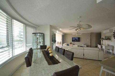 Chateau Royale Beach Resort - Tourism Townsville 1