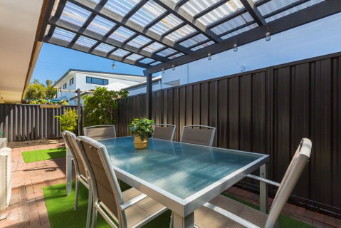 Coastal Convenience! Walk To The Shops & Cafes... - Tourism Townsville 3