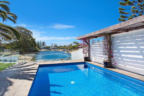 Coastal Elegance - Tourism Townsville 3