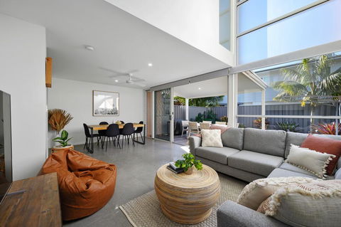Coastal Living At Wikis - Tourism Townsville 0