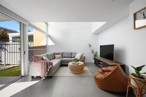 Coastal Living At Wikis - Tourism Townsville 1