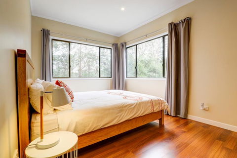 Cockatoo Hideaway - Tourism Townsville 3