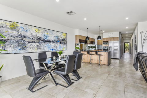 CONROE EXECUTIVE TOWNHOUSE - MODERN & STYLISH - Tourism Townsville 2