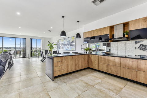 CONROE EXECUTIVE TOWNHOUSE - MODERN & STYLISH - Tourism Townsville 1