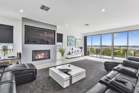 CONROE EXECUTIVE TOWNHOUSE - MODERN & STYLISH - Tourism Townsville 0
