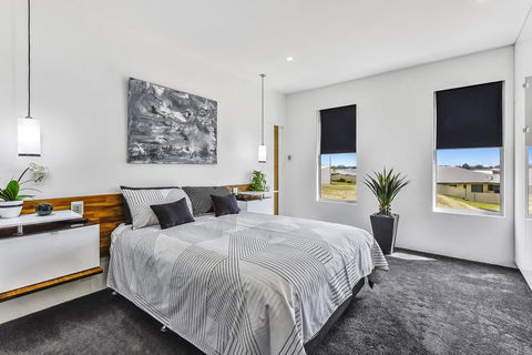 CONROE EXECUTIVE TOWNHOUSE - MODERN & STYLISH - Tourism Townsville 3