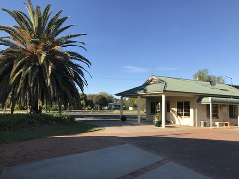 Country Gardens Motor Inn - Tourism Townsville 0