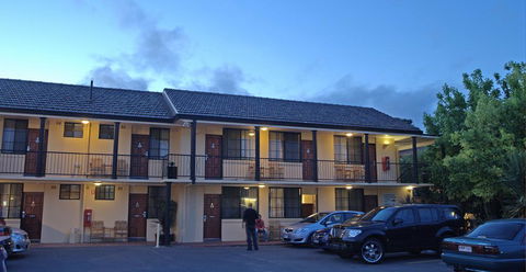 Country Plaza Motel - Tourism Townsville 1