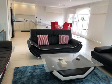 Cowes Holiday Haven - Property #2 - Tourism Townsville 0