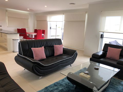 Cowes Holiday Haven - Property #2 - Tourism Townsville 3