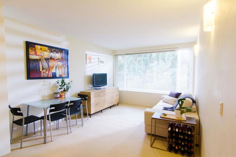 Cozy One Bedroom Apartment In Waverton - Tourism Townsville 0