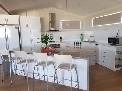 Cozzys Condo Luxury Beach House - Tourism Townsville 3