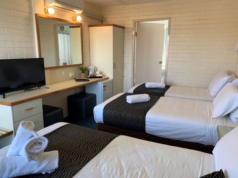 Crest Motor Inn - Tourism Townsville 3