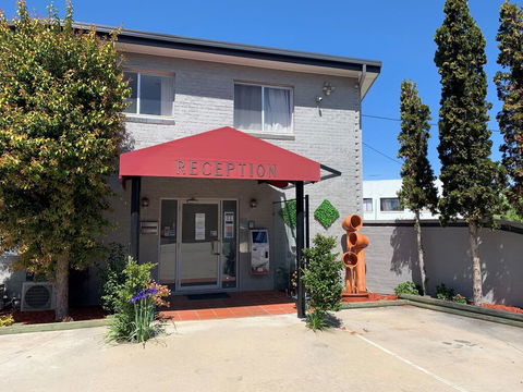 Crest Motor Inn - Tourism Townsville 0