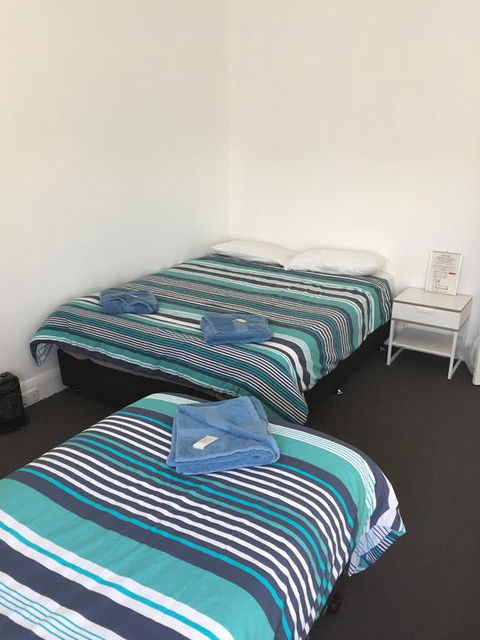 Crown Inn Hotel - Tourism Townsville 0