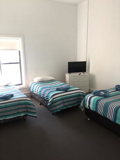 Crown Inn Hotel - Tourism Townsville 1