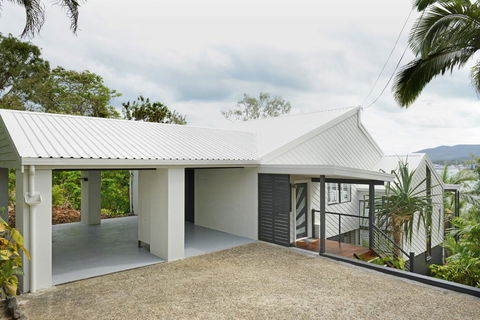 Crusoe's Beach House - Airlie Beach - Tourism Townsville 1