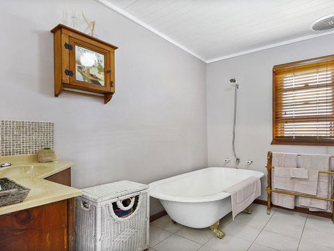 Cudgee - Quaint Cottage With Separate Cabin - Tourism Townsville 3