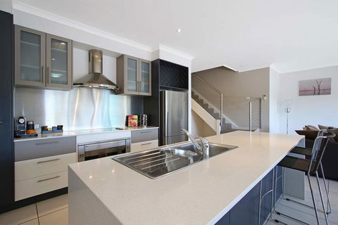 Cypress Townhouse 11 - Tourism Townsville 1
