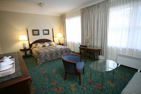 Darcy's Hotel - Tourism Townsville 1
