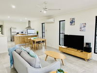 DAYDREAMING Airlie Beach Water views  only 200m to boardwalk.
