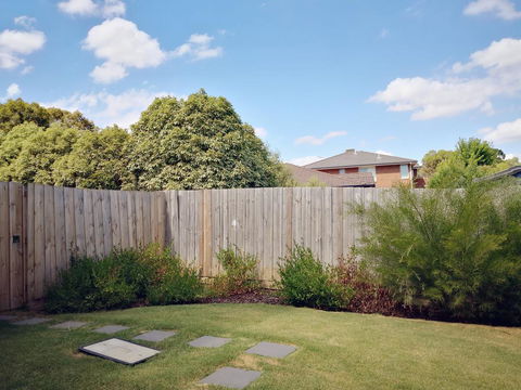 Delicate And Peaceful Bundoora Townhouse 20-R2 - Tourism Townsville 0
