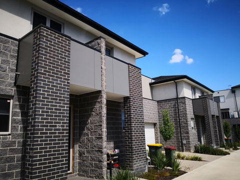 Delicate And Peaceful Bundoora Townhouse 20-R2 - Tourism Townsville 1