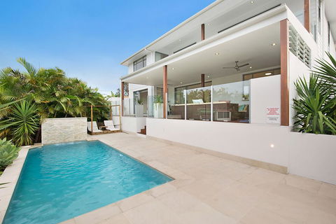Deluxe On Water - Tourism Townsville 0