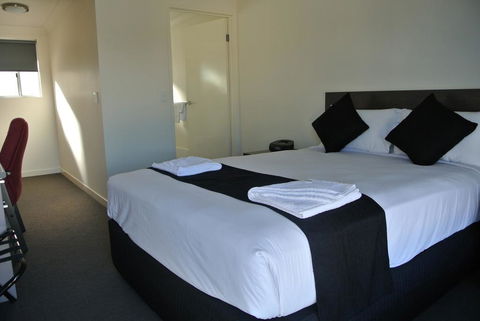 Dooley's Tavern & Motel Springsure - Tourism Townsville 0