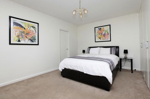 Downstairs In Hawthorn - Tourism Townsville 0