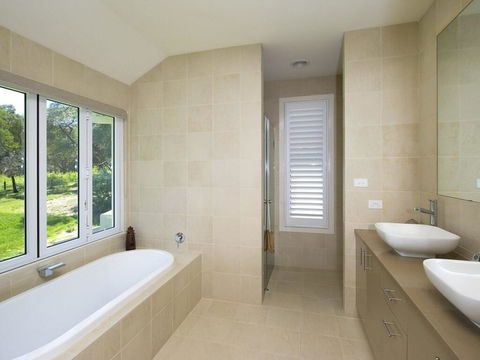 Echo Beach House, 16 Reflections Dr - Luxurious House With Magnificent Pool And Ducted Air - Tourism Townsville 2