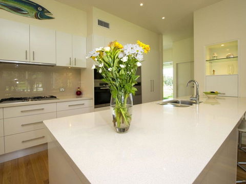 Echo Beach House, 16 Reflections Dr - Luxurious House With Magnificent Pool And Ducted Air - Tourism Townsville 1