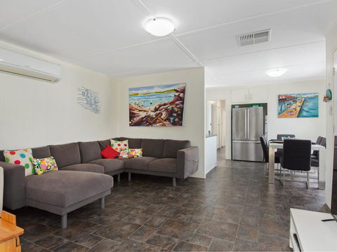 EdAn Beachhouse - 21 Laronde - Tourism Townsville 1