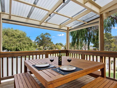 EdAn Beachhouse - 21 Laronde - Tourism Townsville 0